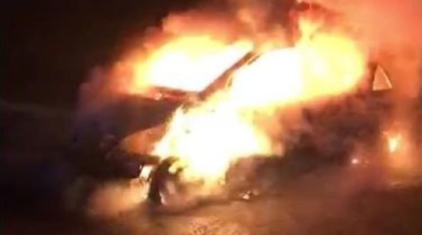 Yabancı Plakalı Otomobil Alev Alev Yandı