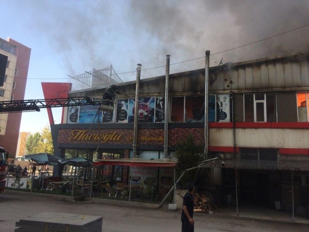 D&uuml;ğ&uuml;n Salonunda Korkutan Yangın