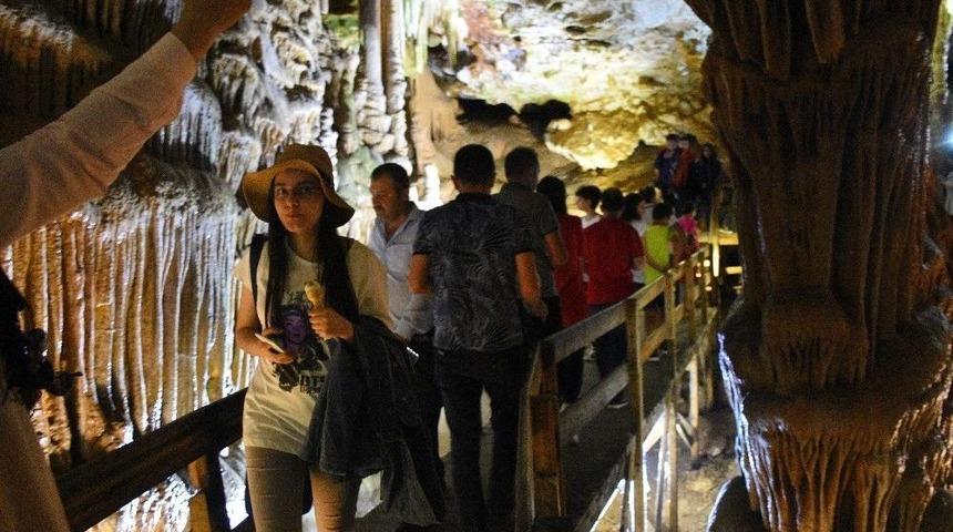 Karaca Mağarası Bayram Tatilinde Doldu Taştı