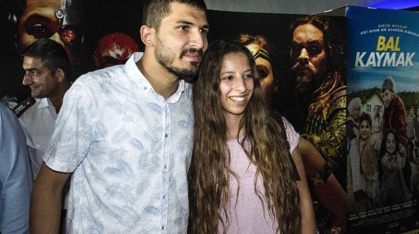 "facia Üçlü" Oyuncularına Sevgi Seli