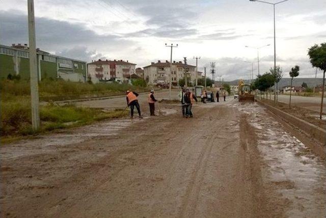 Çamur Kaplı Yolu Karayolu Ekipleri Temizledi