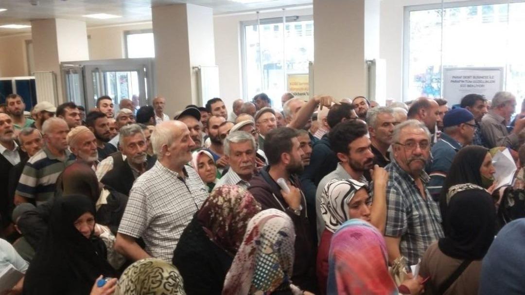 Emekliler Konut İ&ccedil;in Uzun Kuyruklar Oluşturdu