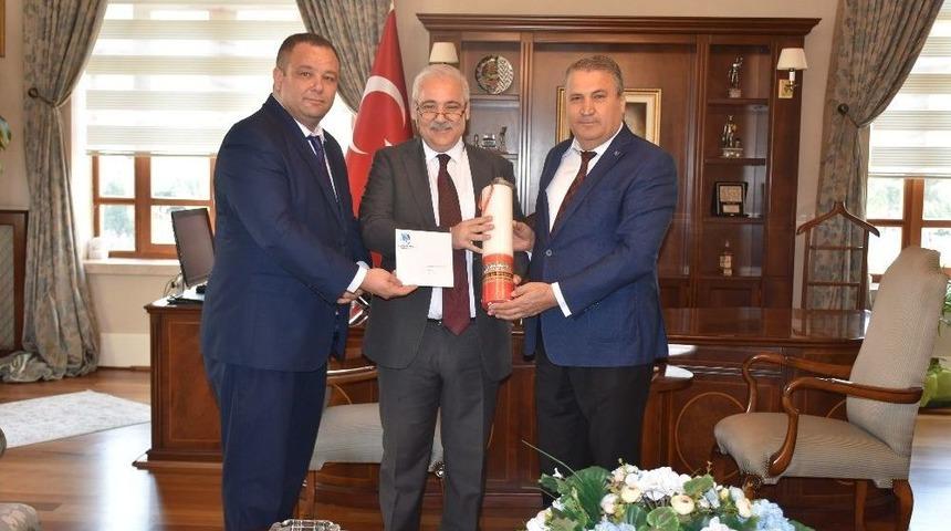 Vali Güvençer’e Kırmızı Dipli Mumla Yağlı Güreş Festivali Daveti