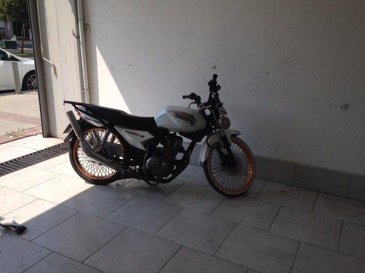 Çalıntı Motorla Kaza Yapan Çocuklar, Gizlendikleri Yerde Kıskıvrak Yakalandı G4