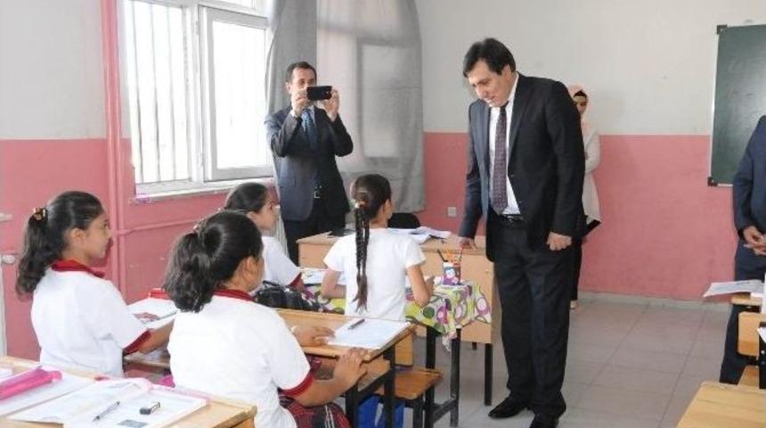 Vali K&uuml;&ccedil;&uuml;k &Ouml;ğrencileri Sınıflarında Ziyaret Etti