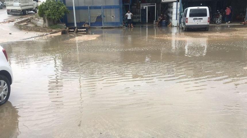 10 Dakika Yağan Yağmur K&uuml;&ccedil;&uuml;k Sanayi Sitesini Fel&ccedil; Etti