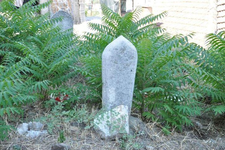 Tarihi Mezarlığa Büyük Vefasızlık G2