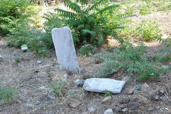 Tarihi Mezarlığa Büyük Vefasızlık G3