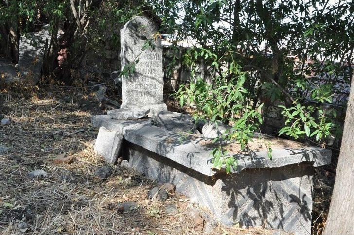 Tarihi Mezarlığa Büyük Vefasızlık G5