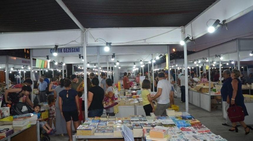 Kuşadası 5. Geleneksel Kitap Ve Edebiyat G&uuml;nleri Başladı