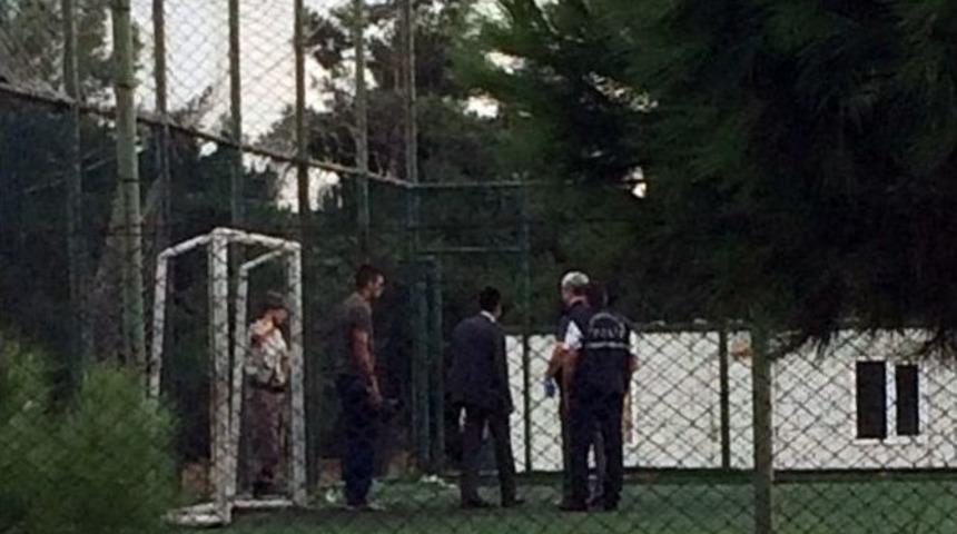 Sahada Oynarken &Uuml;zerine Kale Direği Devrildi