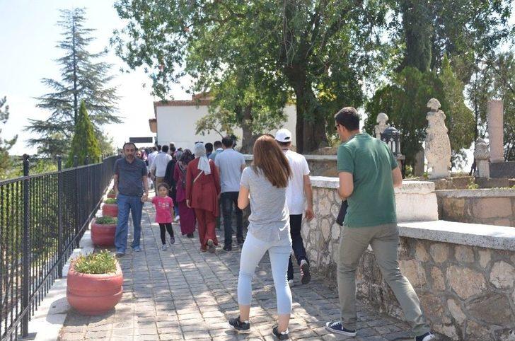 (özel) Bayram Tatilinde Şeyh Edebali Türbesi’ni Binlerce Kişi Ziyaret Etti G5