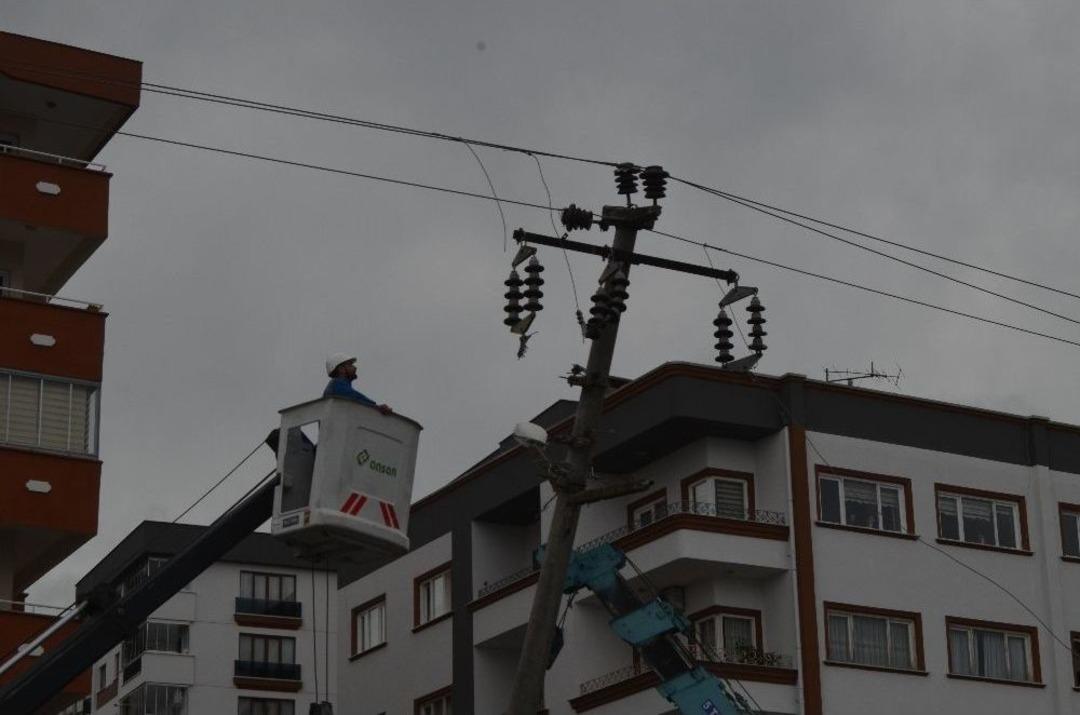 Yoldan &Ccedil;ıkan Otomobil Orta Ref&uuml;jdeki Elektrik Direğine &Ccedil;arptı: 3 Yaralı