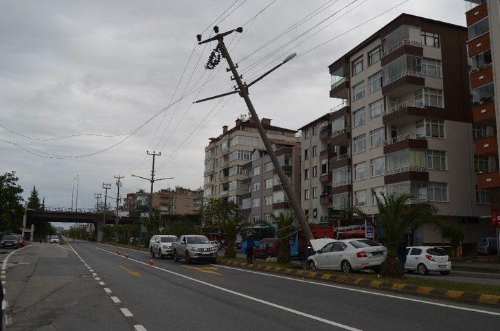 Yoldan Çıkan Otomobil Orta Refüjdeki Elektrik Direğine Çarptı: 3 Yaralı G3