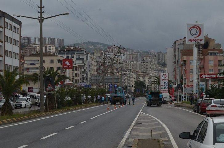 Yoldan Çıkan Otomobil Orta Refüjdeki Elektrik Direğine Çarptı: 3 Yaralı G5