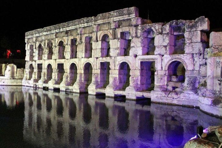 2 Bin Yıllık Roma Hamamı Gece Görüntüsüyle Göz Kamaştırdı G1