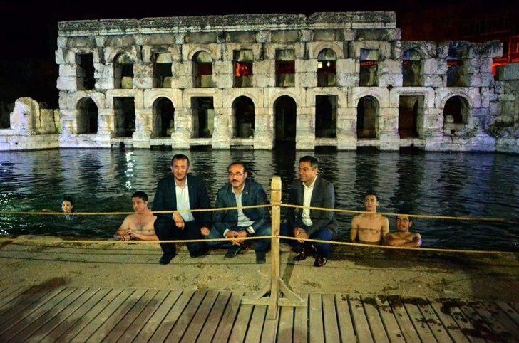 2 Bin Yıllık Roma Hamamı Gece Görüntüsüyle Göz Kamaştırdı G2