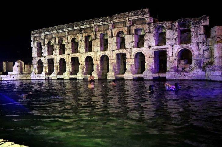 2 Bin Yıllık Roma Hamamı Gece Görüntüsüyle Göz Kamaştırdı G5