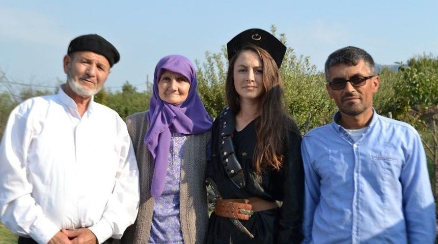 Çok Sevdiği Makbule Efe’nin Klibinde Oynadı