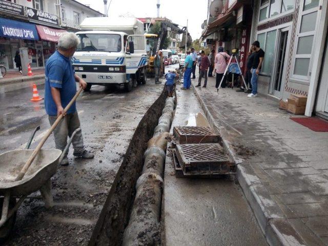 Akyazı’da Yağmur Suyu Kanalları Genişletiliyor