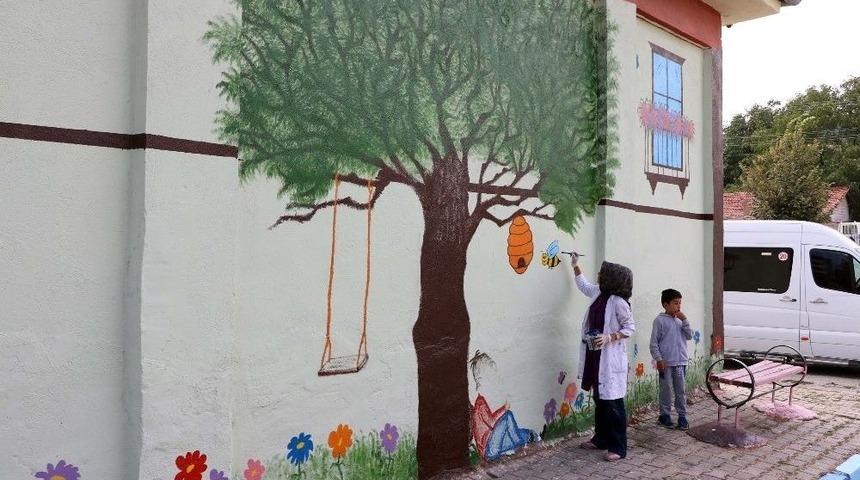 Okul Duvarlarını Resim Ve Karikatürlerle Süslüyor