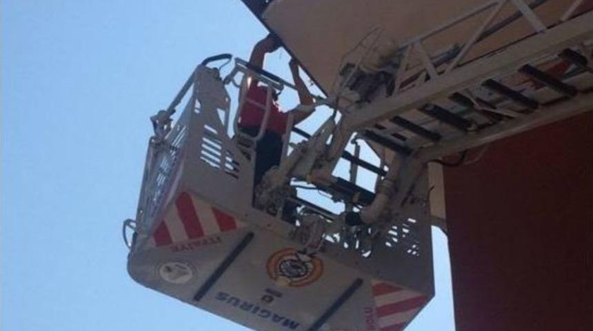 Apartmanın &Ccedil;atısındaki Boşluğa Sıkışan Ebabil Kuşunu İtfaiye Kurtardı