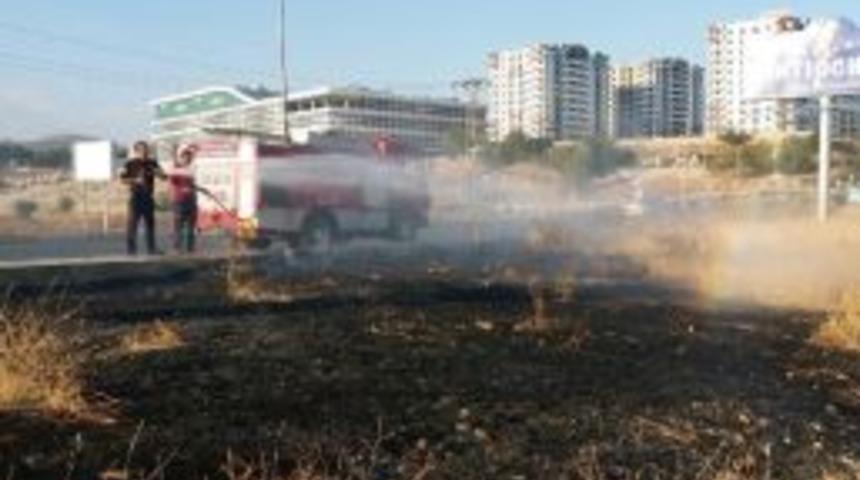 Yol Kenarındaki Anız Yangını S&ouml;nd&uuml;r&uuml;ld&uuml;