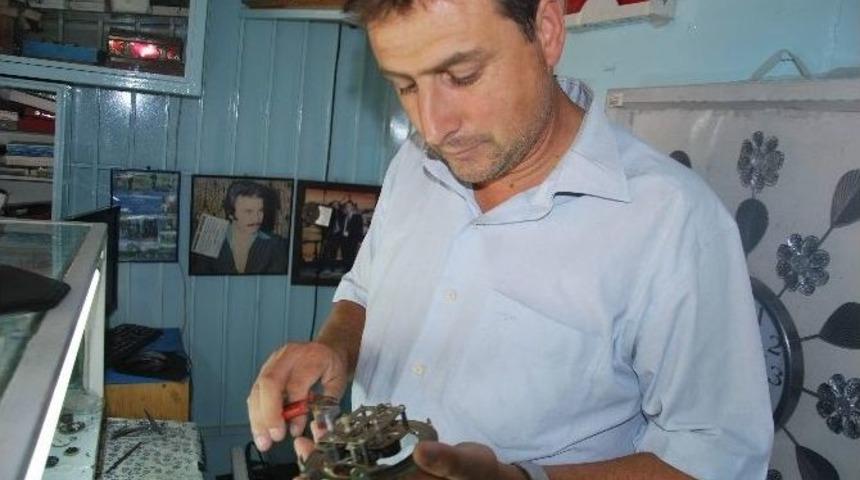 Kamil Usta, Kendisinden 60 Yaş B&uuml;y&uuml;k Saatleri Tamir Ederek Ekmek Kazanıyor
