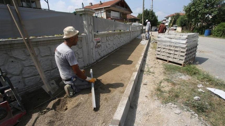 Akyazı&rsquo;da Kaldırım &Ccedil;alışmaları S&uuml;r&uuml;yor