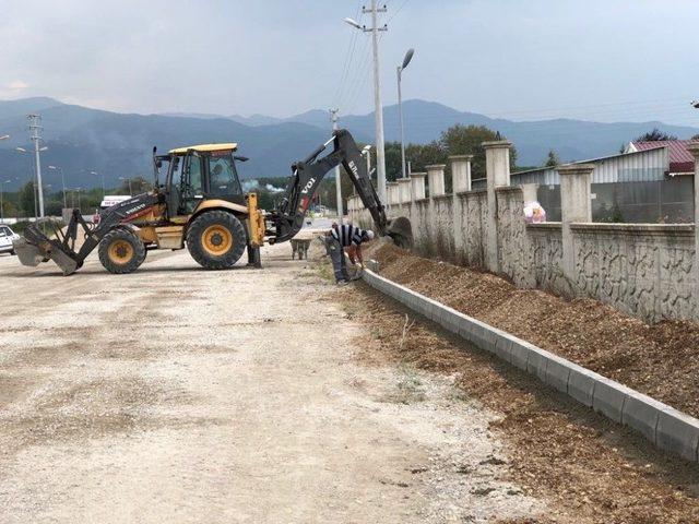 Akyazı’da Kaldırım Çalışmaları Sürüyor