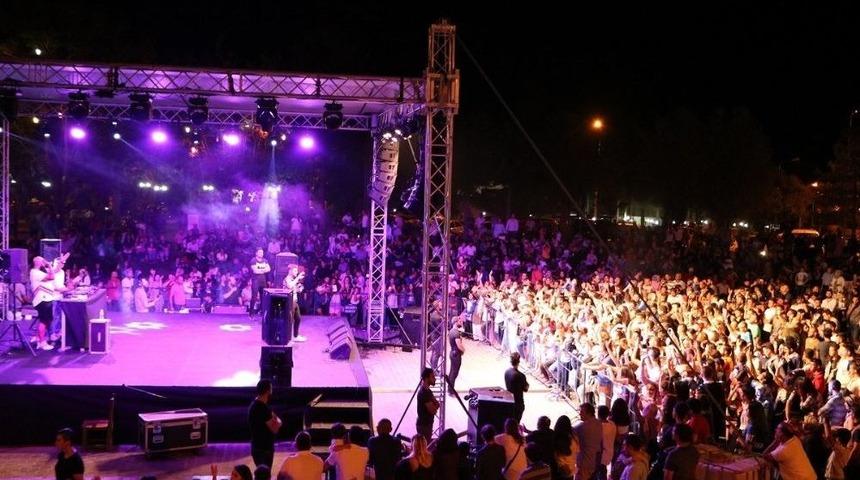 U&ccedil;hisar&rsquo;da &Uuml;cretsiz Konser D&uuml;zenledi