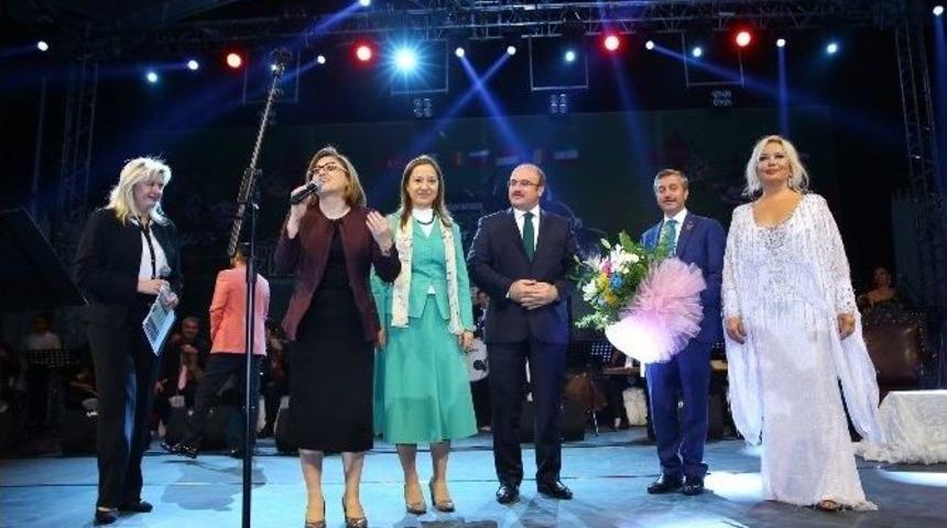 &Uuml;nl&uuml; Sanat&ccedil;ı Emel Sayın Sevenlerini Coşturdu