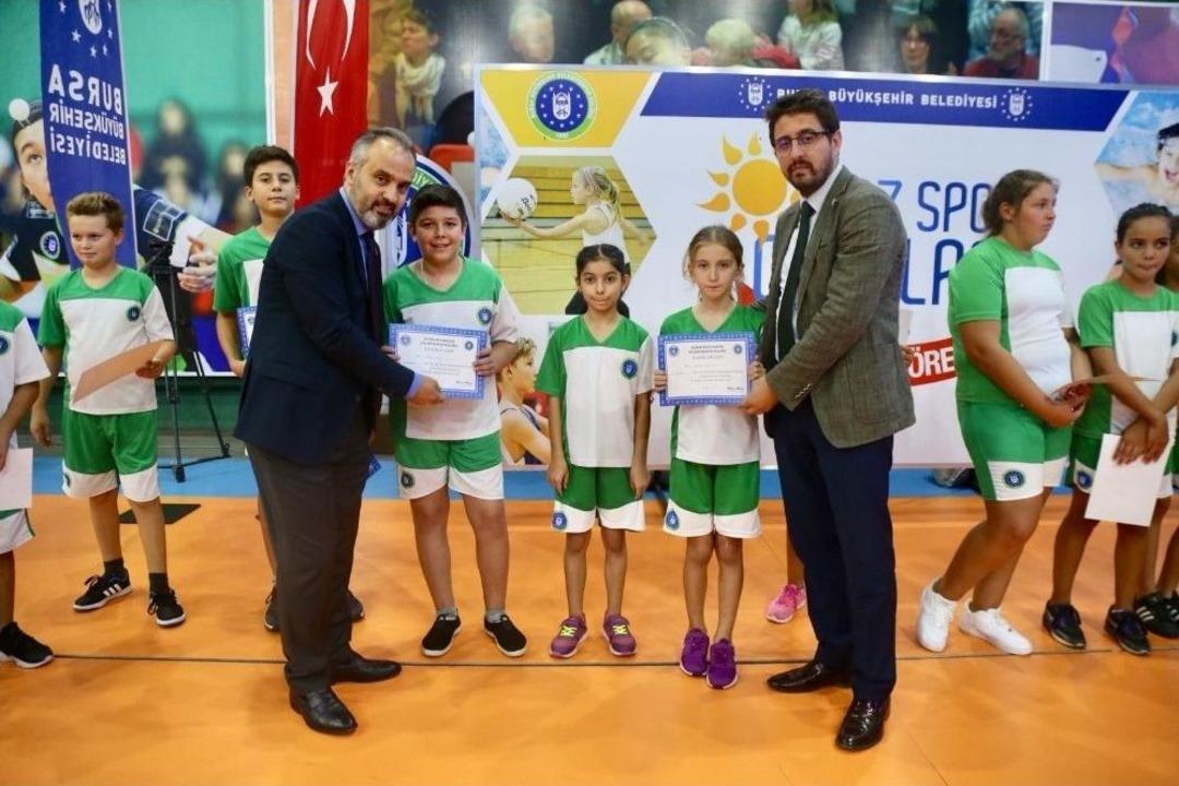 K&uuml;&ccedil;&uuml;k Sporcuların Sertifika Heyecanı