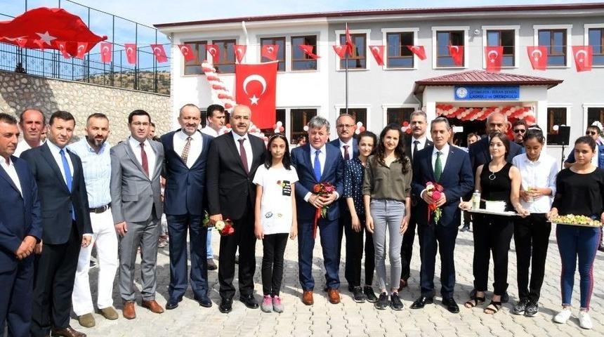 Devletine Ve Ailesine Olan Ş&uuml;kran Borcunu Okul Yaptırarak &Ouml;dedi