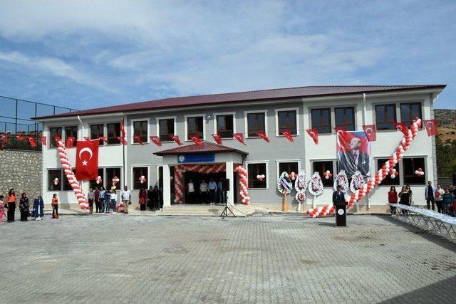 Devletine Ve Ailesine Olan Şükran Borcunu Okul Yaptırarak Ödedi