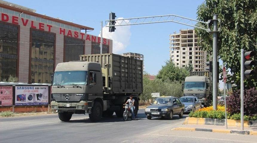 Sınır Hattında Sevkıyatlar S&uuml;r&uuml;yor