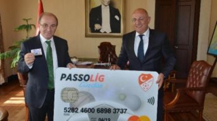 Vali Sebahattin &Ouml;zt&uuml;rk Passolig Kartını Aldı