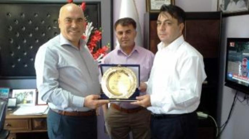 Dr. Fatih Karayandı&rsquo;ya Karaisalı&rsquo;dan Plaket