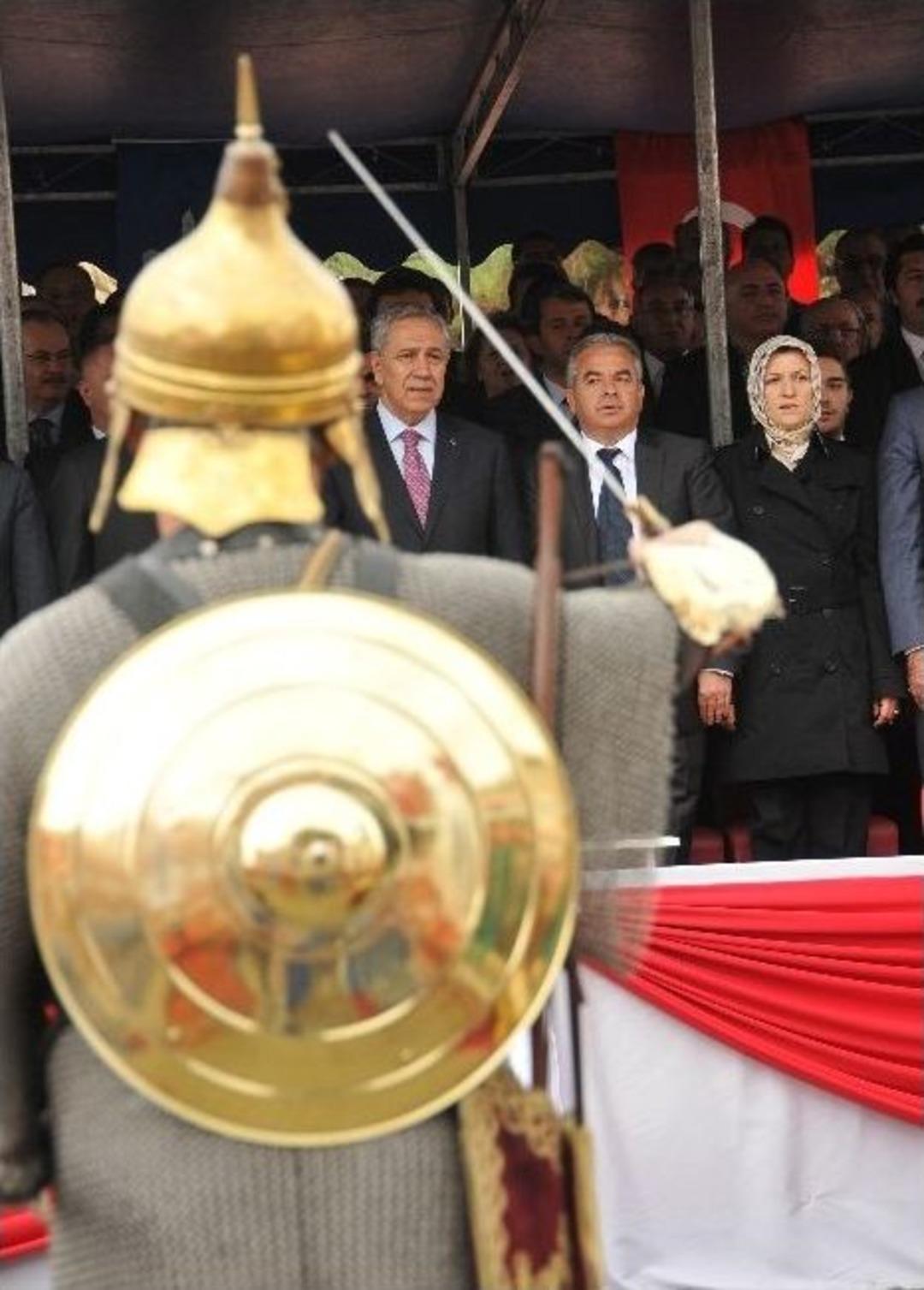 Başbakan Yardımcısı B&uuml;lent Arın&ccedil;: