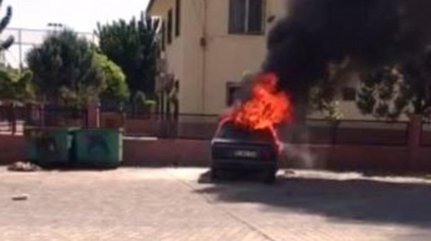 Şanlıurfa&rsquo;da &Ccedil;ocuklar 2 Otomobili Ateşe Verdi