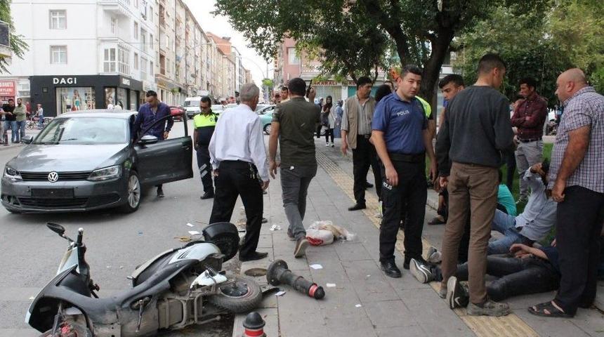 Karaman&rsquo;da Otomobille Elektrikli Bisikletler &Ccedil;arpıştı: 3 Yaralı