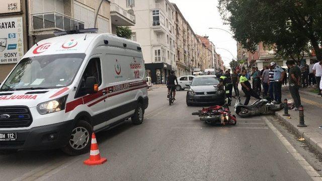 Karaman’da Otomobille Elektrikli Bisikletler Çarpıştı: 3 Yaralı