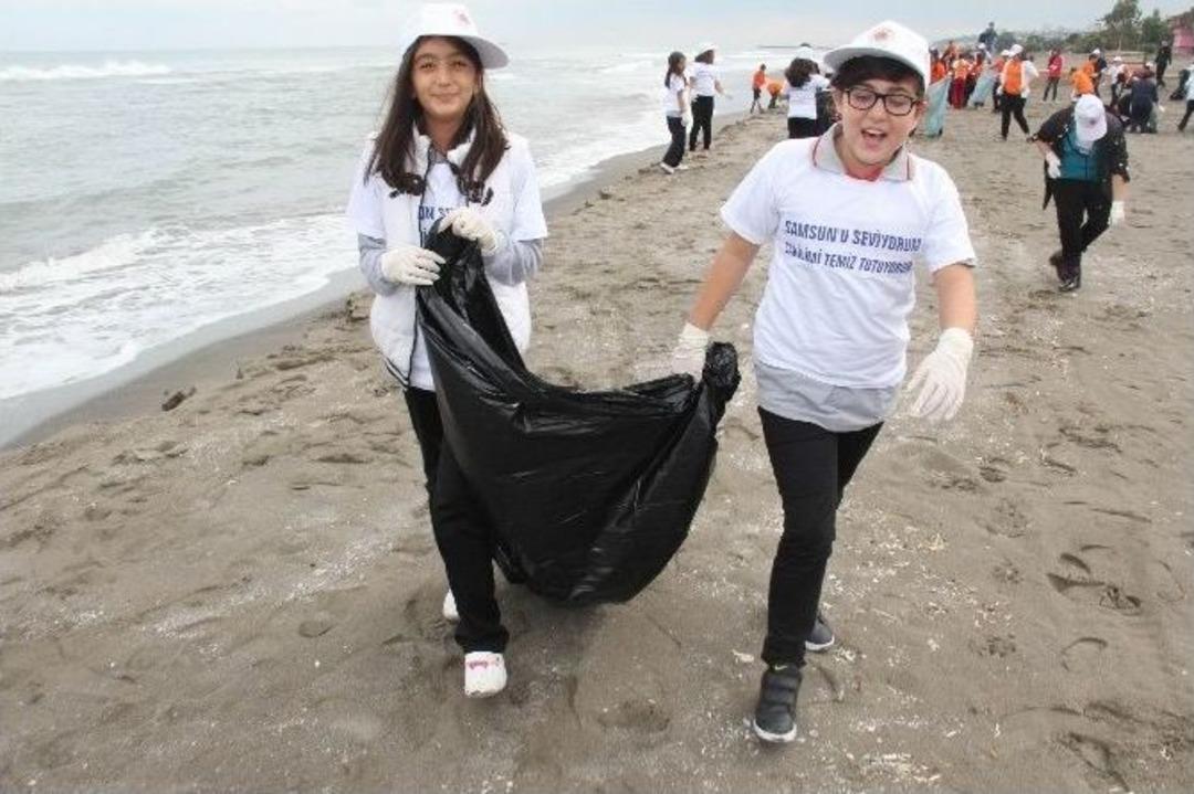&Ouml;ğrenciler Sahilde &Ccedil;&ouml;p Topladı