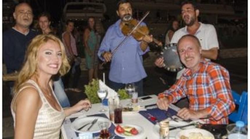 Sanat&ccedil;ı Ufuk Yıldırım Marmaris&rsquo;te Aşka "yelken" A&ccedil;tı