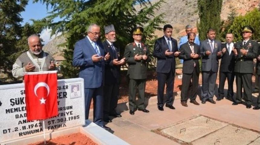 Şehitlikte Başkandan Dua