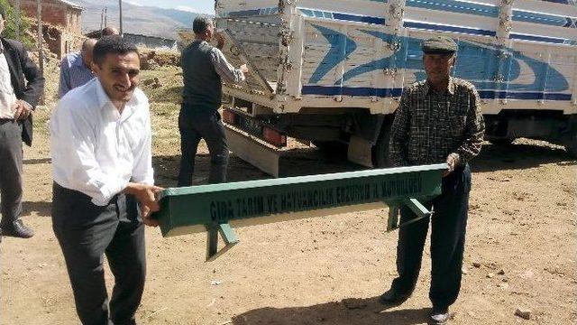 Hayvanlara Tuzluk Ve Kaşınma Kazığı Dağıtıldı