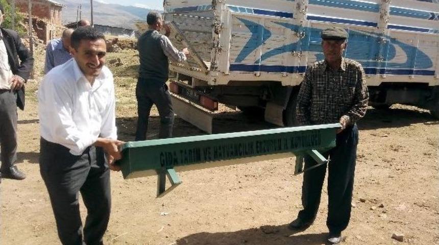 Hayvanlara Tuzluk Ve Kaşınma Kazığı Dağıtıldı