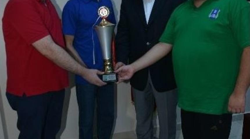 Satrancın Ustası Aynı Anda 17 Rakiple Oynadı