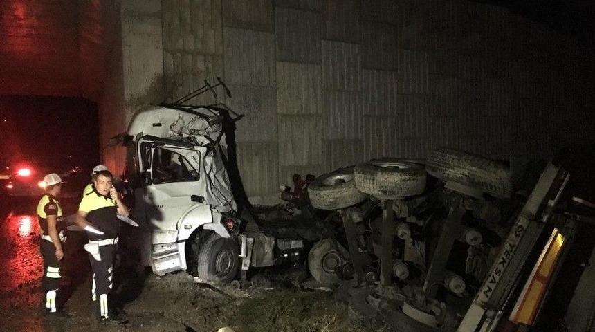 Tır Üst Geçide Çarptı: 1 Yaralı