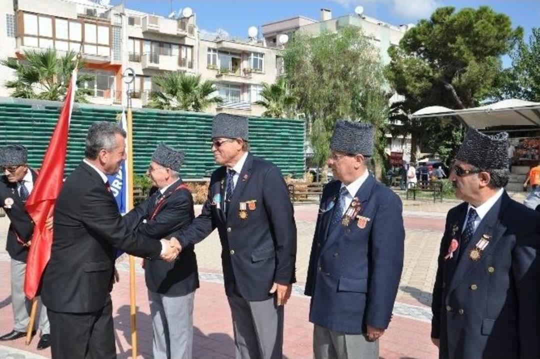 Menemen Gazileriyle Anma G&uuml;n&uuml;nde Kucaklaştı